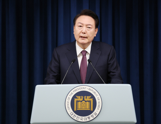 윤석열 대통령이 29일 서울 용산 대통령실 청사에서 2030엑스포 부산 유치 실패와 관련, 대국민 담화를 하고 있다.연합뉴스